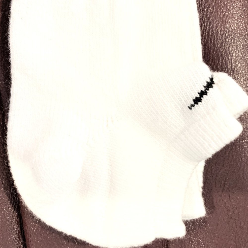 LOT of 4 PAIRS of Nike Socks athletic Running NEW Men L-XL Low-cut  white - Picture 2 of 3
